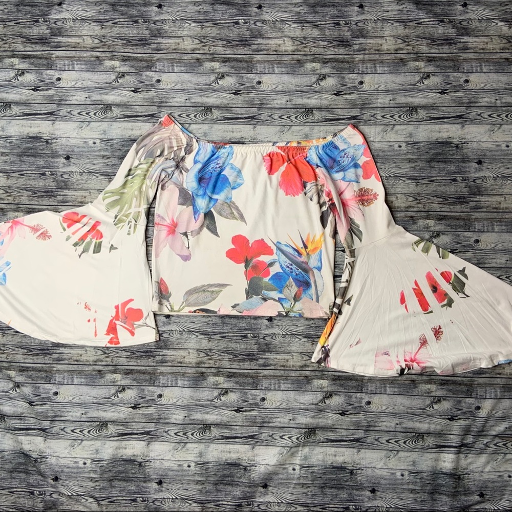 Beautiful cold shoulder floral crop top - Picture 2 of 3